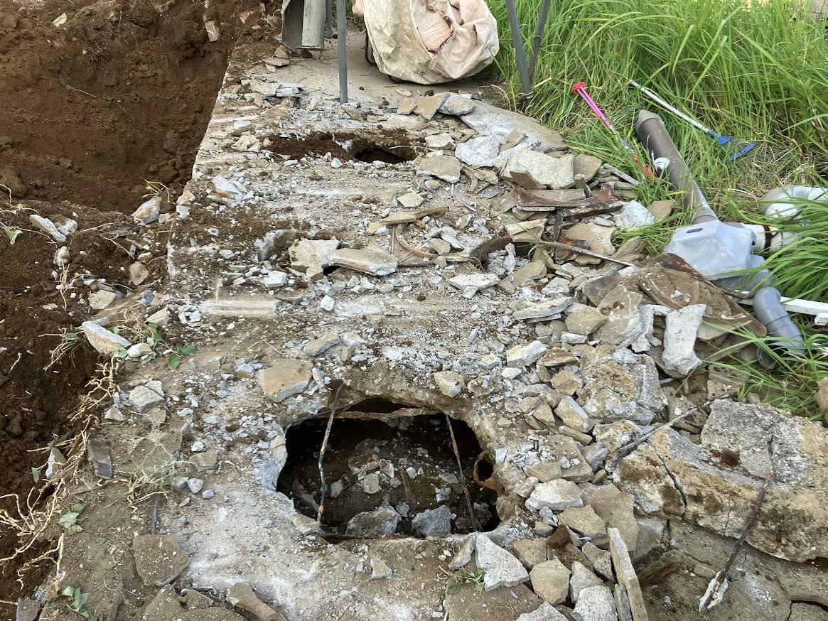 2025/08/30の解体状況：コンクリート製浄化槽（30～40人槽級）、最終清掃済み→埋め殺し状態→浄化槽法の廃止済み