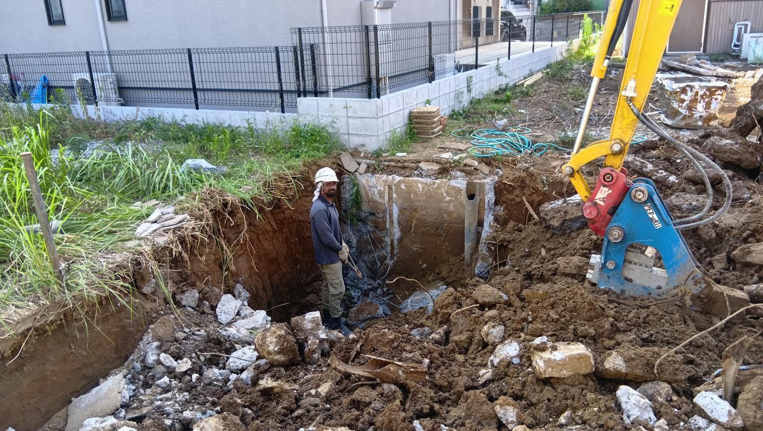 2025/08/30の解体状況：コンクリート製浄化槽撤去状況、深さ約2メートル