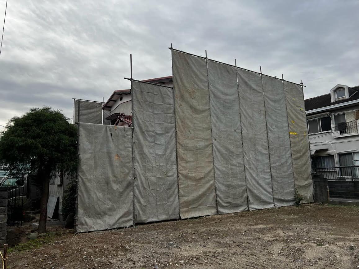 2024/12/26の解体状況：養生足場設置