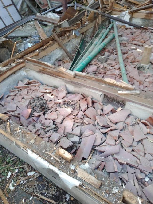 2024/12/26の解体状況：床下に隠されていた旧建物の瓦