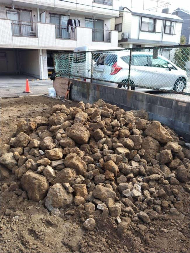 2024/12/26の解体状況：掘削スケルトン→地中埋設物（ガレキ類）を地上に集積