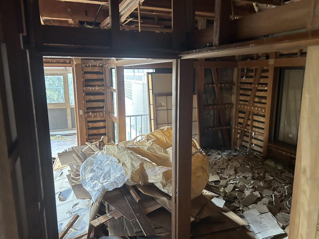 2025/03/25の解体状況：内装撤去