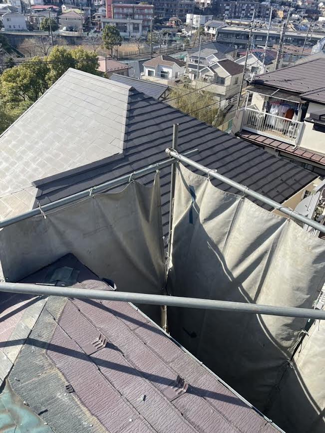 2025/03/25の解体状況：養生、屋根（スレート）落とし