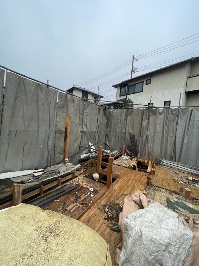 2025/03/25の解体状況：２階フル人力壊し