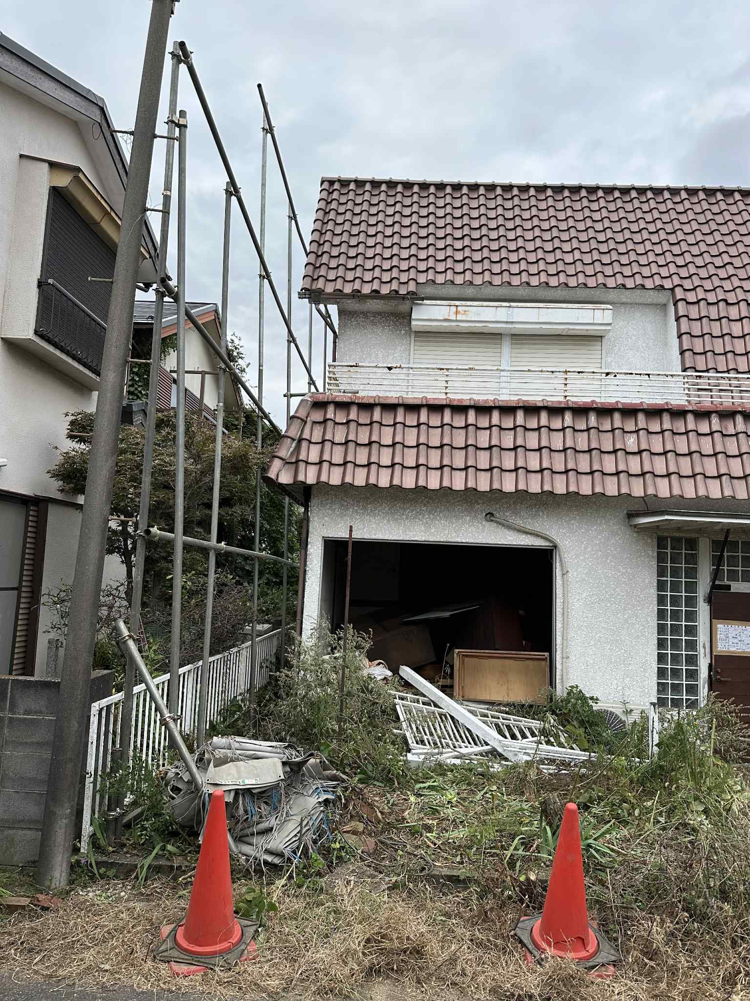 2026/09/30の解体状況：足場設置、屋根落とし