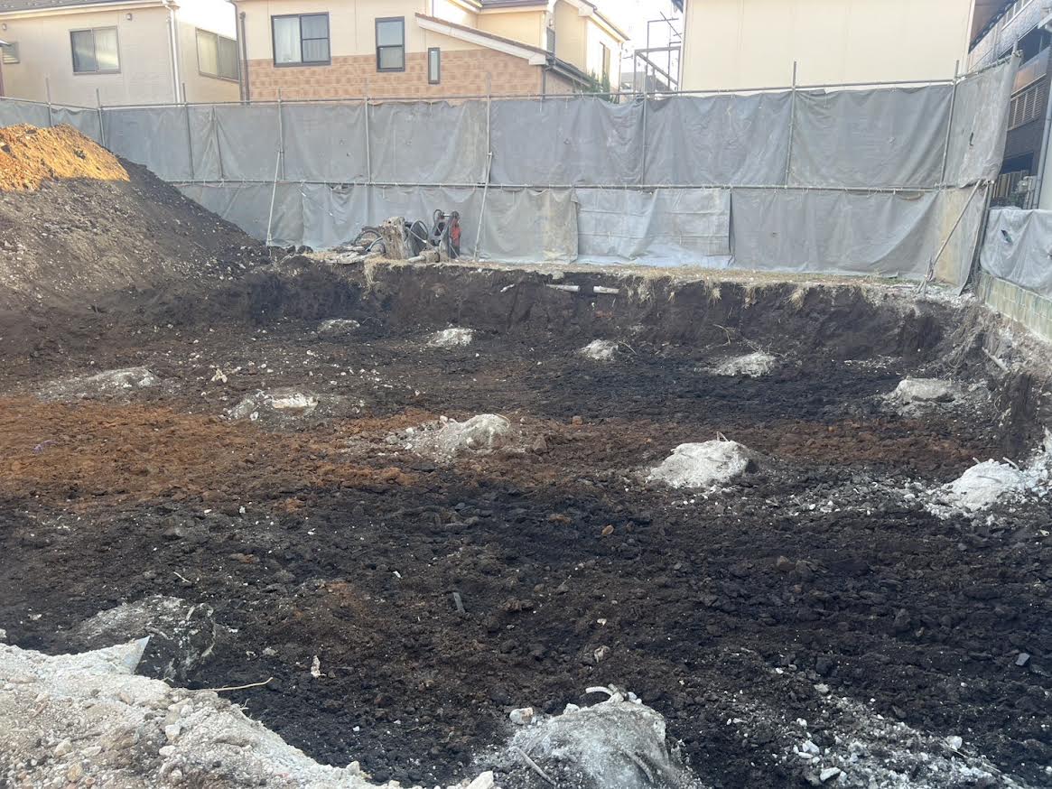 2025/12/22の解体状況：期間：12月1日〜12月6日　作業内容：鉄筋入りセメント系杭解体、搬出