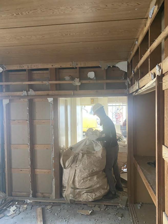 2026/02/06の解体状況：内装解体→ボード分別袋詰め