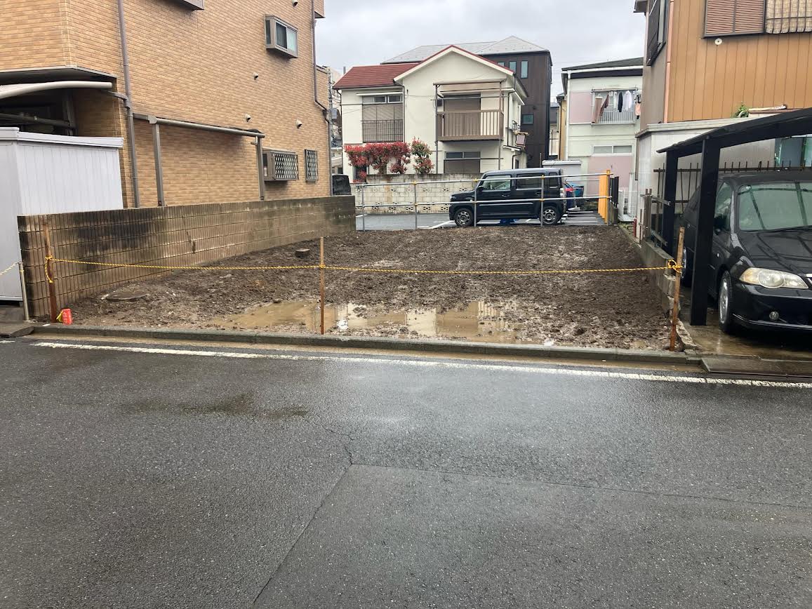 2025/04/02の解体状況：雨の中の整地完了