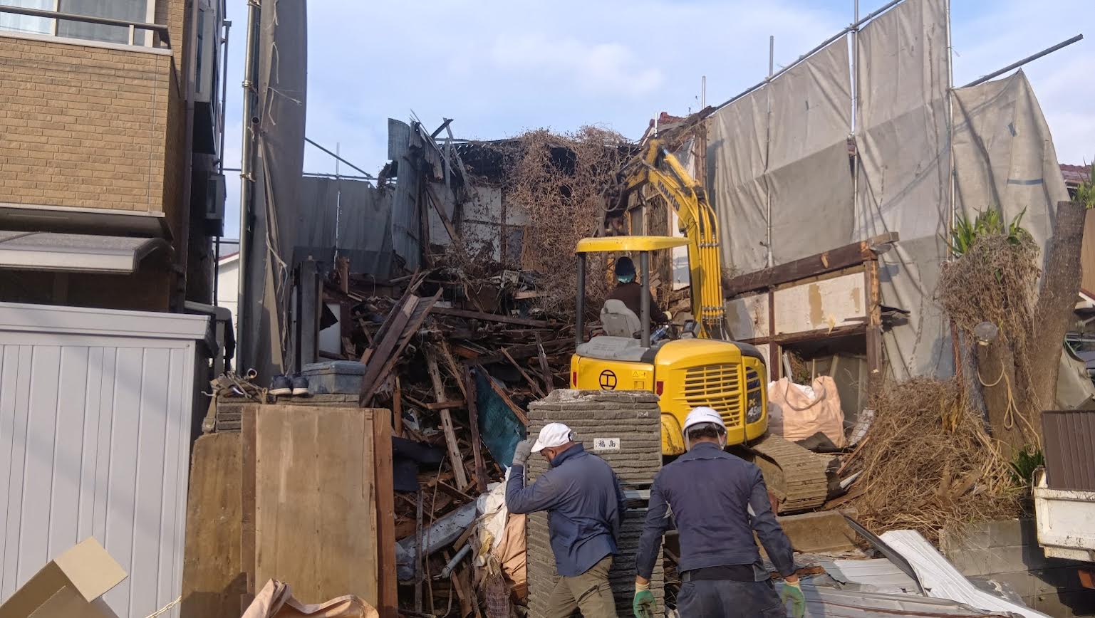 2025/04/02の解体状況：重機解体、崩落状態につき内装解体実施できず