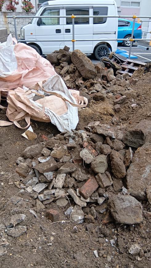 2025/04/02の解体状況：大量の地中埋設物（大谷石、レンガ、ガレキ）