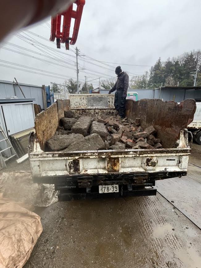 2025/04/02の解体状況：地中埋設物（大谷石、レンガ、ガレキ）の搬出状況