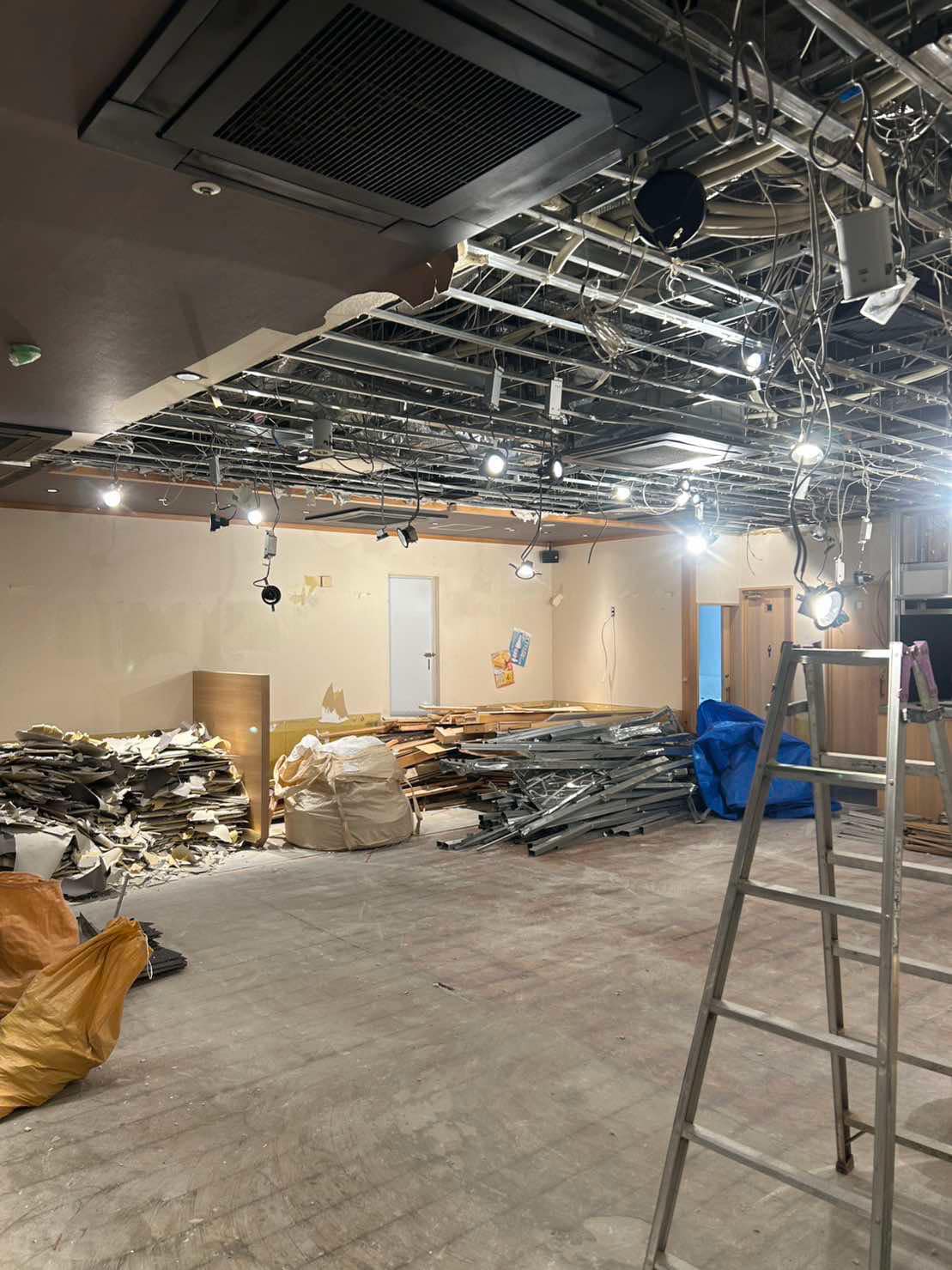 2025/02/28の解体状況：天井、壁、床の撤去状況