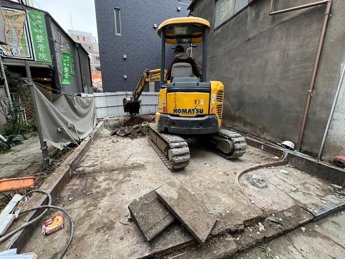 2026/05/25の解体状況：重機上屋解体、ベタ基礎表し