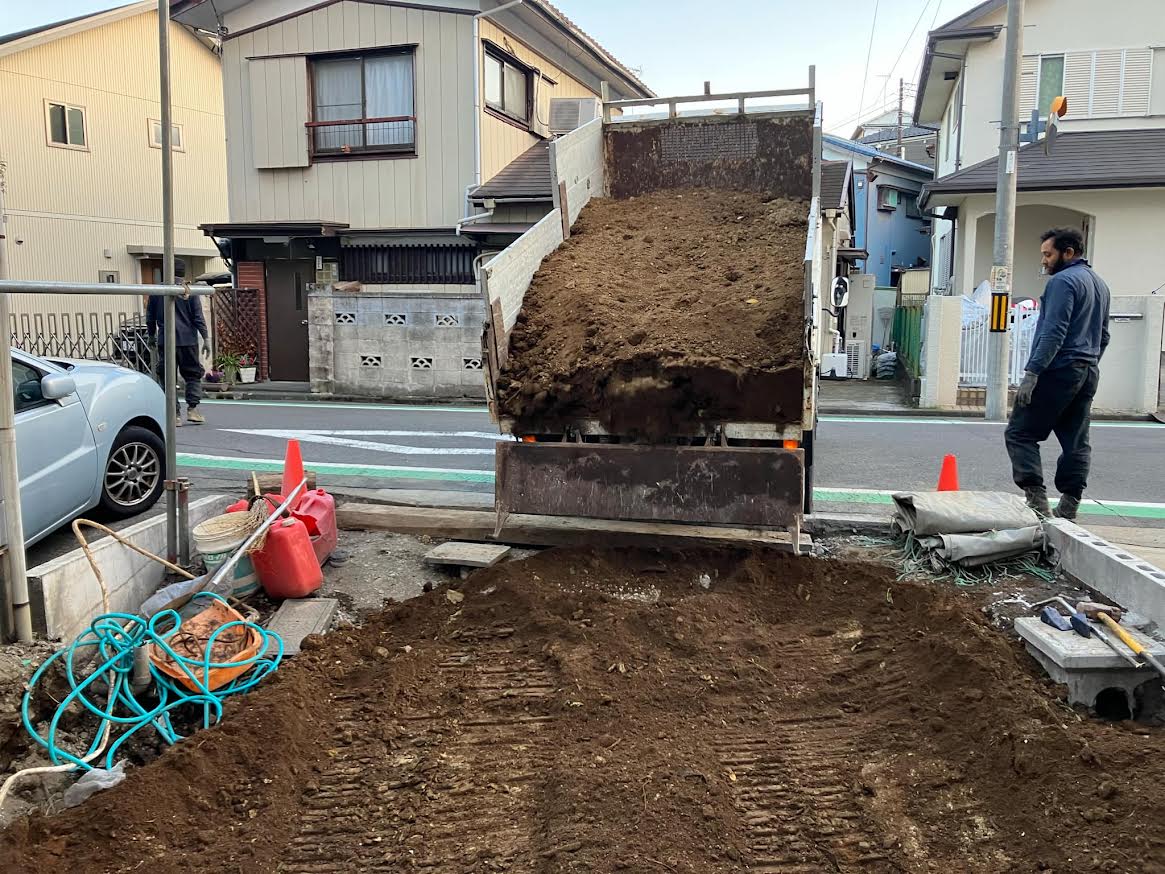 2025/11/01の解体状況：高品質埋め戻し用改良土入れ、４トン車約９台（質量：約27m3＝面積16m2×深さ1.7m）