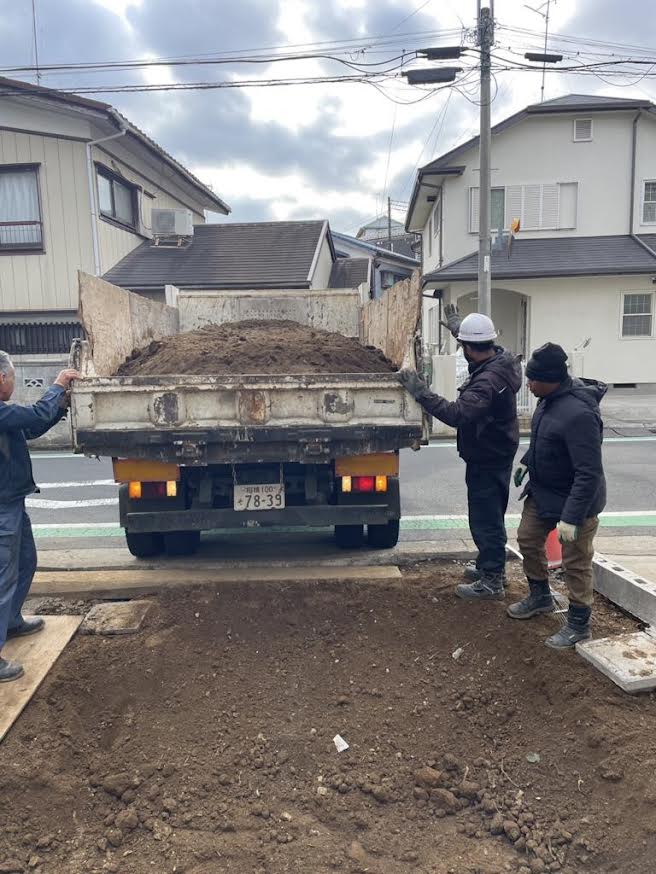 2025/11/01の解体状況：高品質埋め戻し用改良土入れ、４トン車約９台（質量：約27m3＝面積16m2×深さ1.7m）