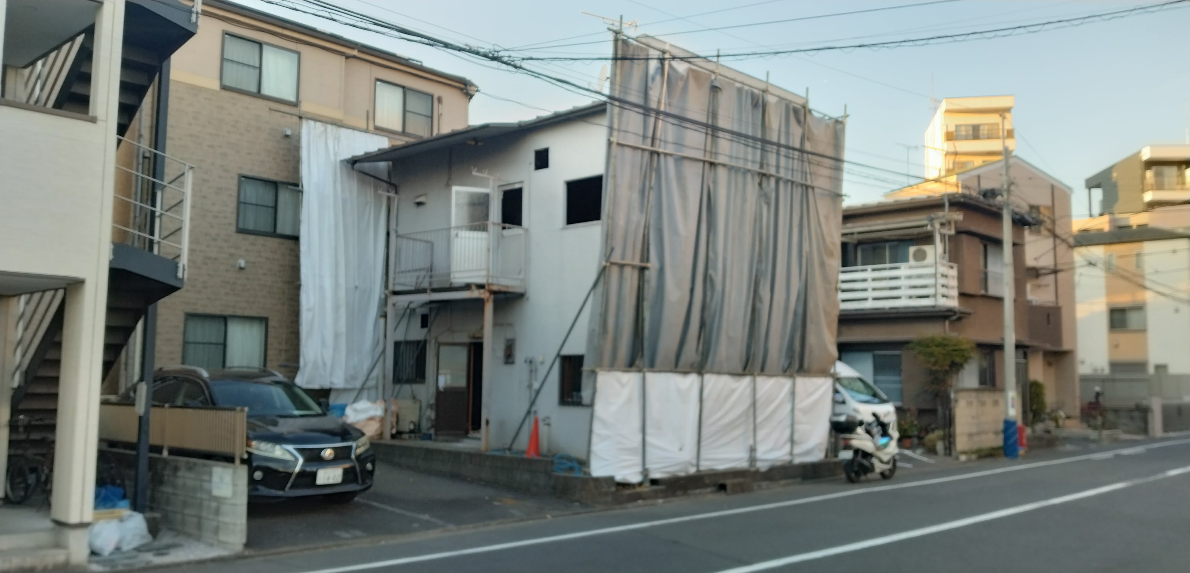 2025/01/27の解体状況：防音シート養生足場設置