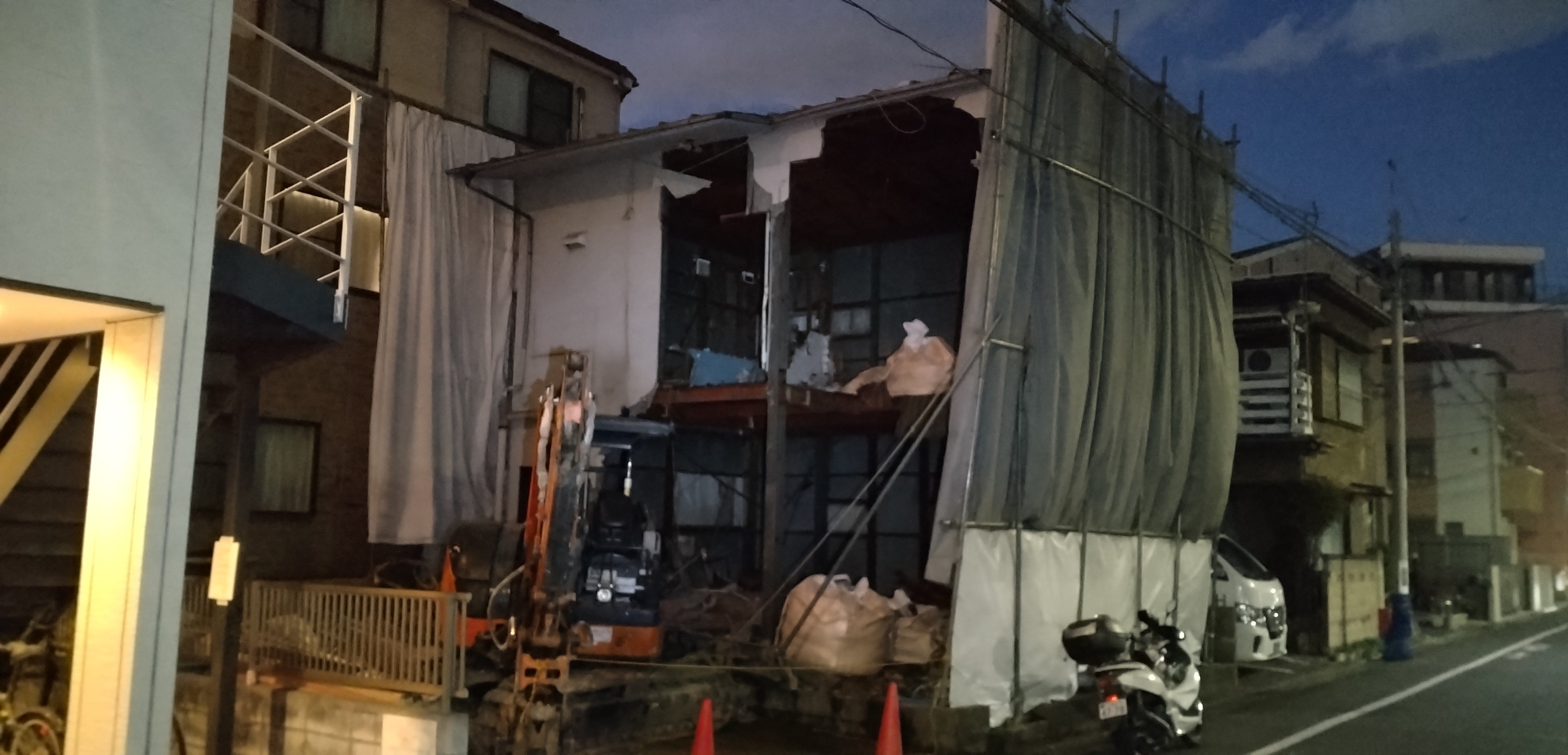 2025/01/27の解体状況：重機解体