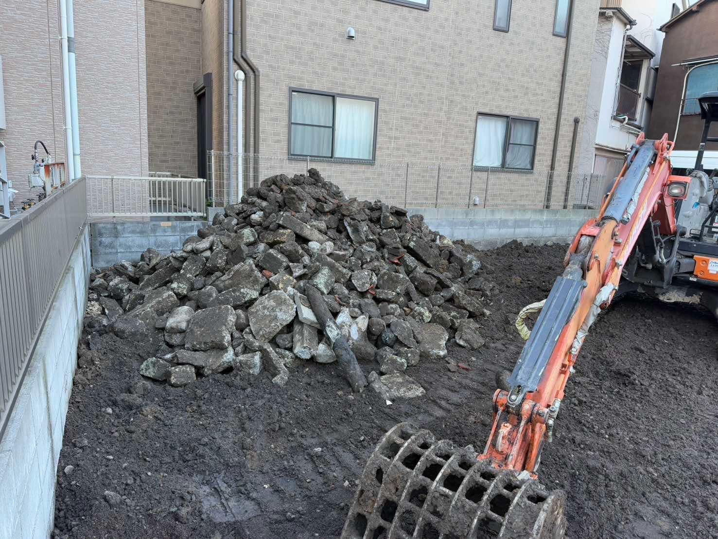2025/01/27の解体状況：地中埋設物（残渣ガラ）