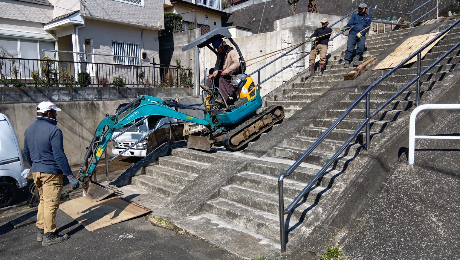 2025/03/25の解体状況：マイクロユンボ搬入状況