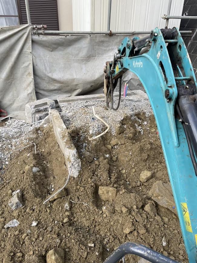 2025/03/25の解体状況：基礎重機壊し状況