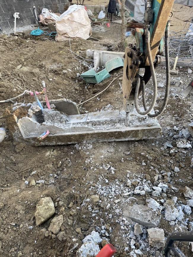 2025/03/25の解体状況：基礎重機壊し状況