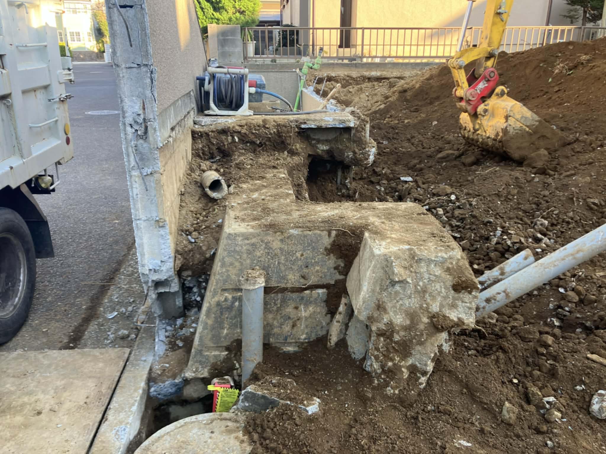 2026/01/15の解体状況：外構（土留めCB＋地中擁壁）撤去