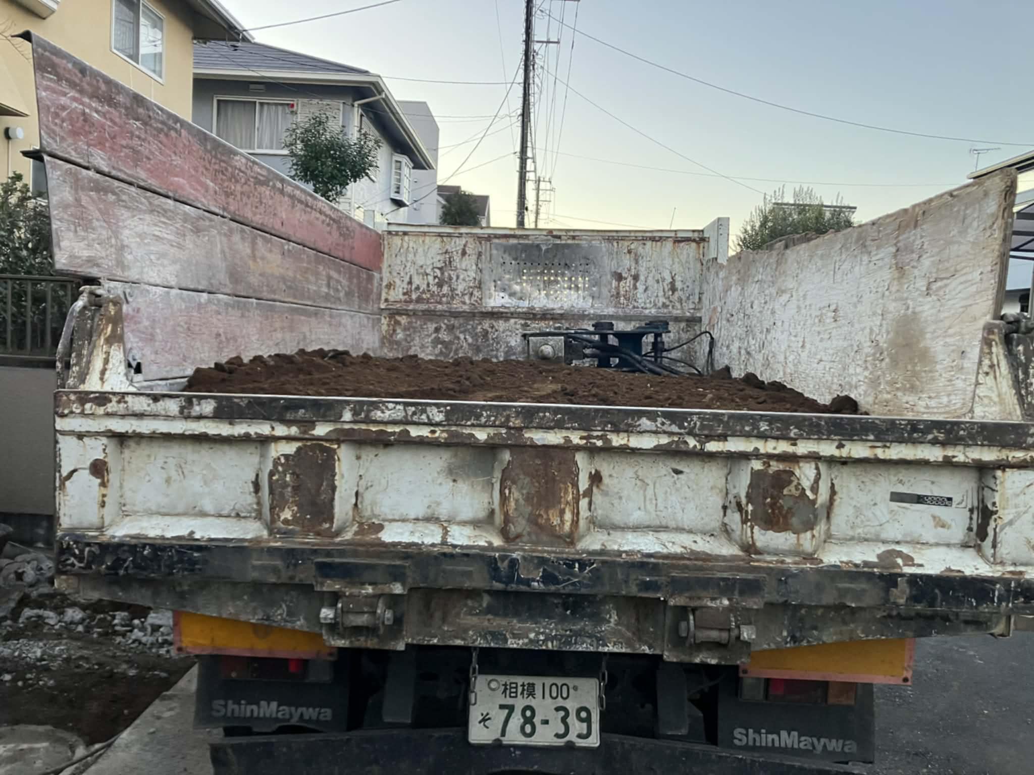 2026/01/15の解体状況：残土搬出（４トン車３台）