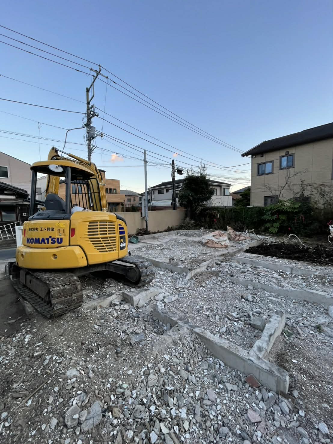 2025/12/10の解体状況：混廃など搬出完了、ヌノ基礎表し