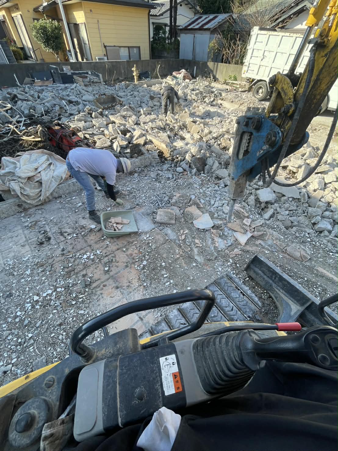 2025/12/10の解体状況：基礎撤去状況、下ゴミ分別状況