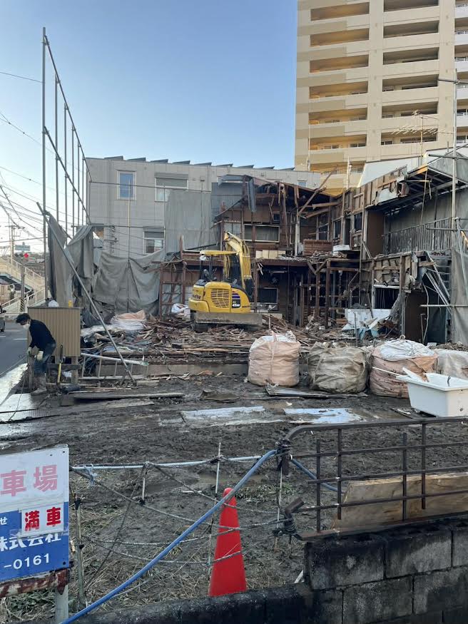 2026/03/14の解体状況：養生シート設置、重機搬入
