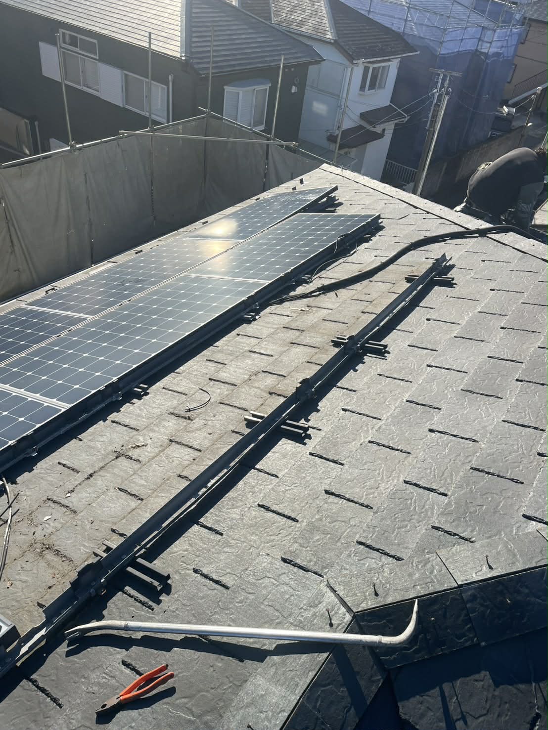 2025/12/10の解体状況：養生設置完了、スレート屋根の状況