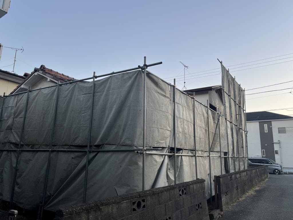 2025/02/24の解体状況：足場養生設置