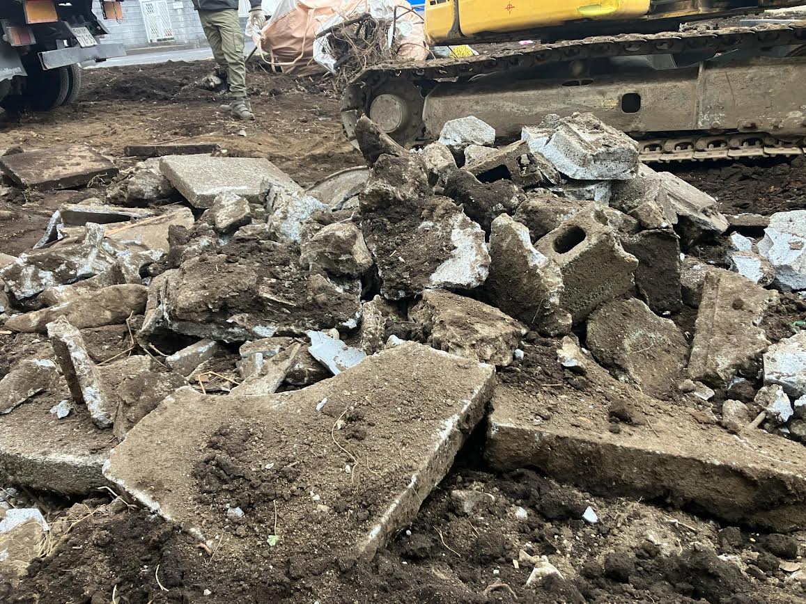 2025/02/24の解体状況：地中埋設物（残渣ガラ）集積