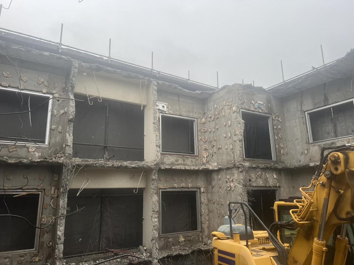 2025/12/22の解体状況：期間：10月20日〜10月25日 　作業内容：足場組み立て、重機搬入、建屋解体開始