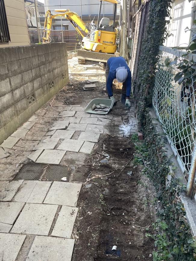 2025/02/14の解体状況：基礎重機撤去、竿地平板等人力撤去