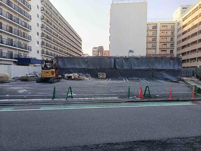 2026/07/27の解体状況：防音シート養生、立入禁止措置（バリケード設置）