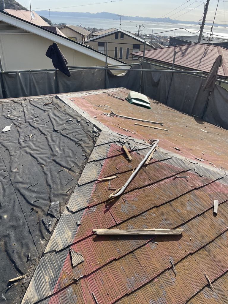 2025/02/28の解体状況：屋根スレート撤去