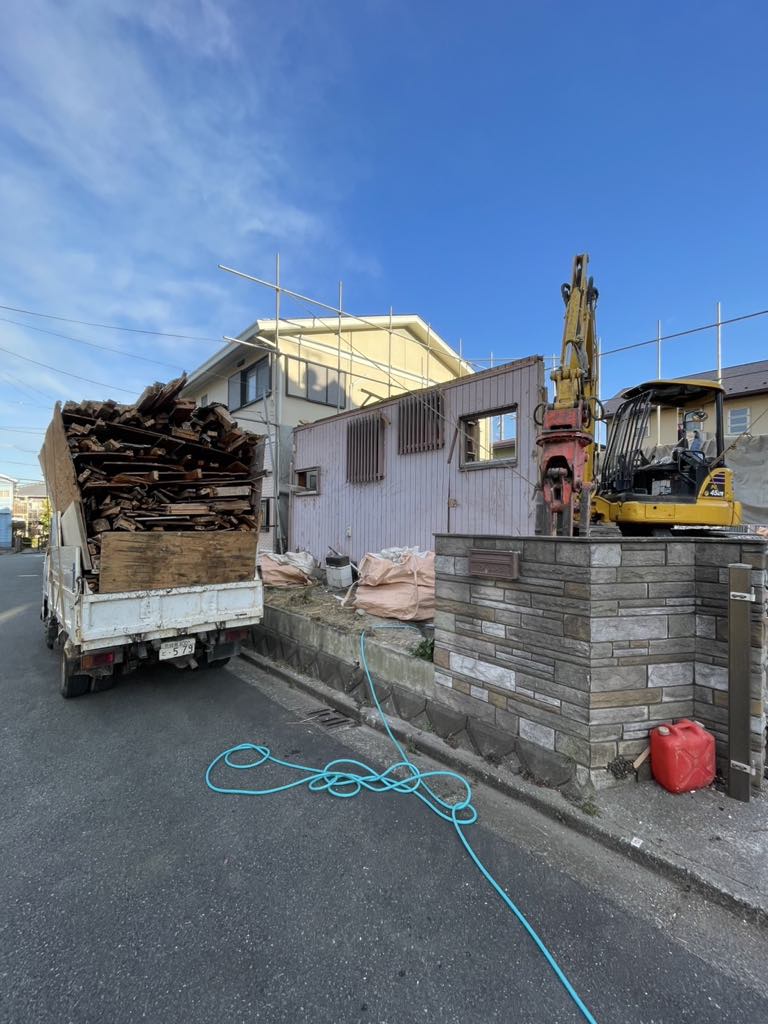 2025/02/28の解体状況：木くず搬出