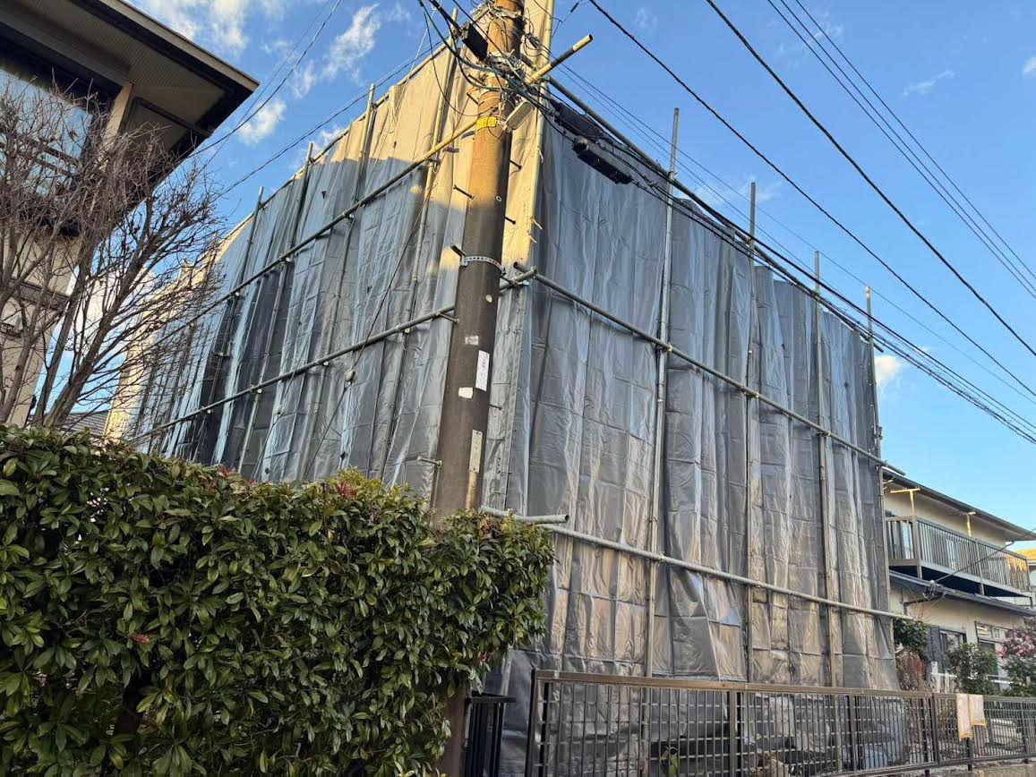 2025/02/18の解体状況：防音シート養生足場設置