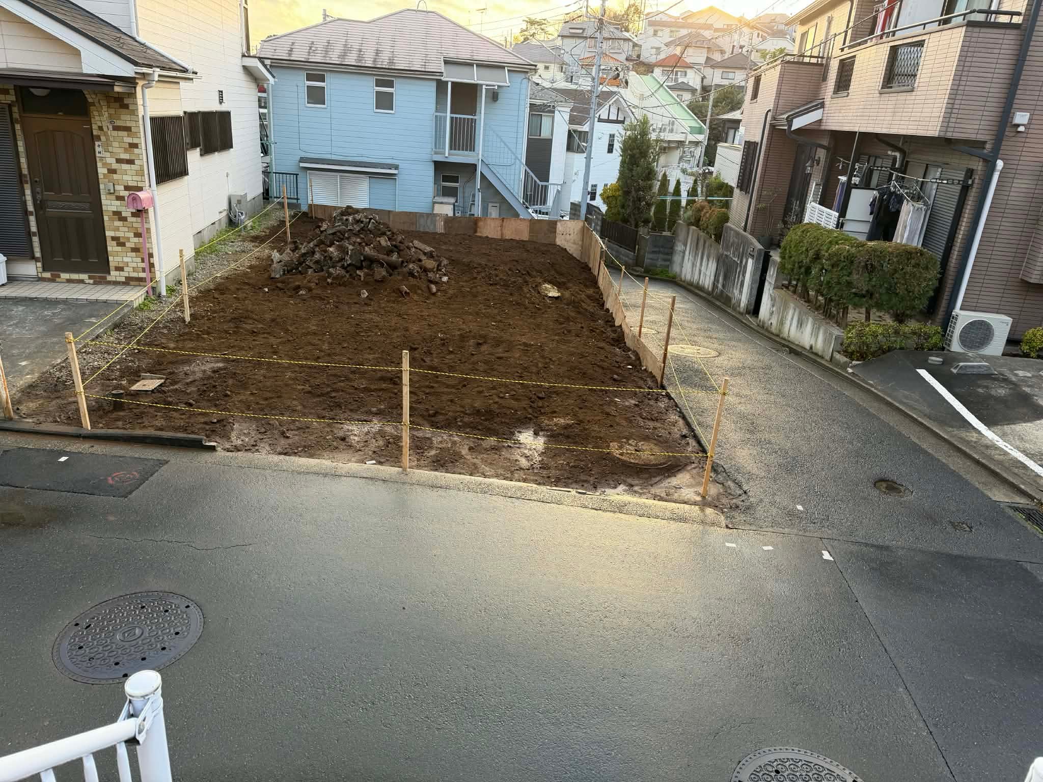 2025/12/09の解体状況：地中埋設物（レンガ・ガラなど）地上集積状況、発注者現認後の撤去