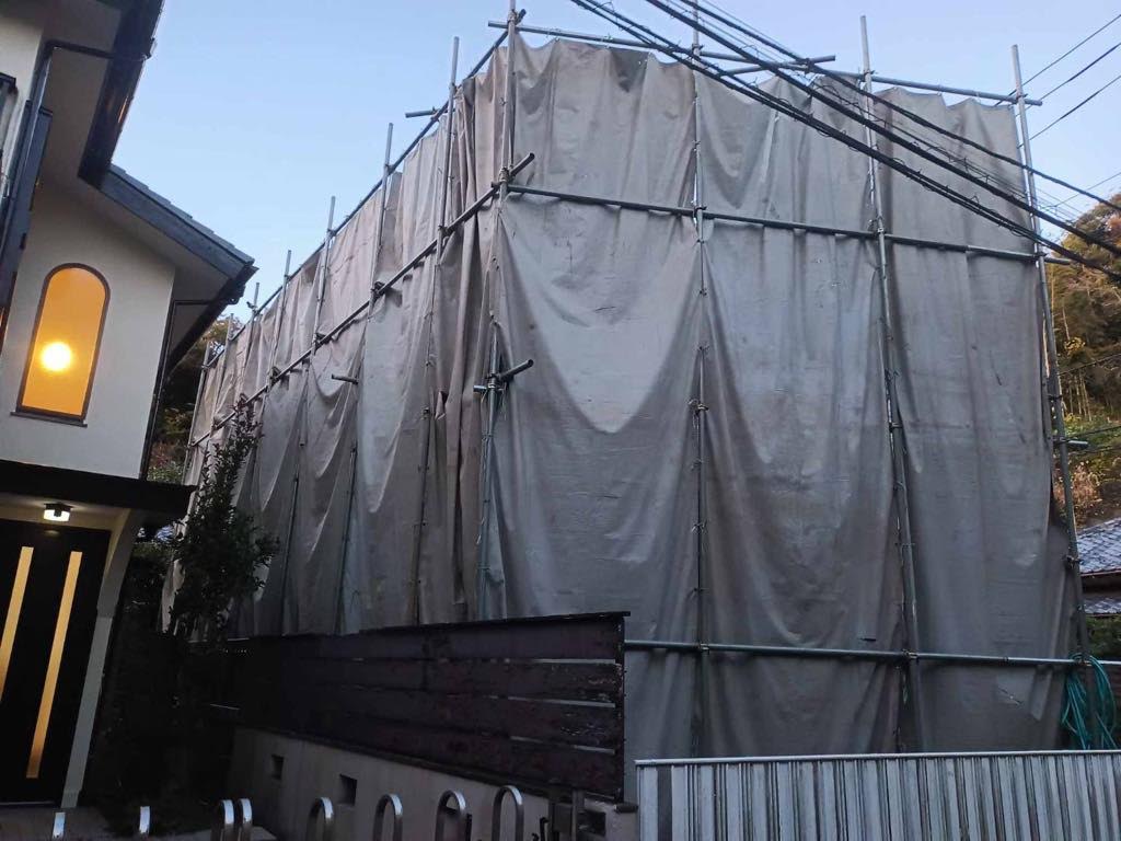 2025/01/10の解体状況：足場養生設置