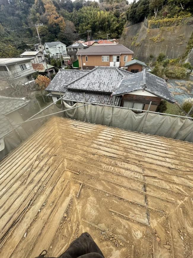 2025/01/10の解体状況：瓦屋根撤去