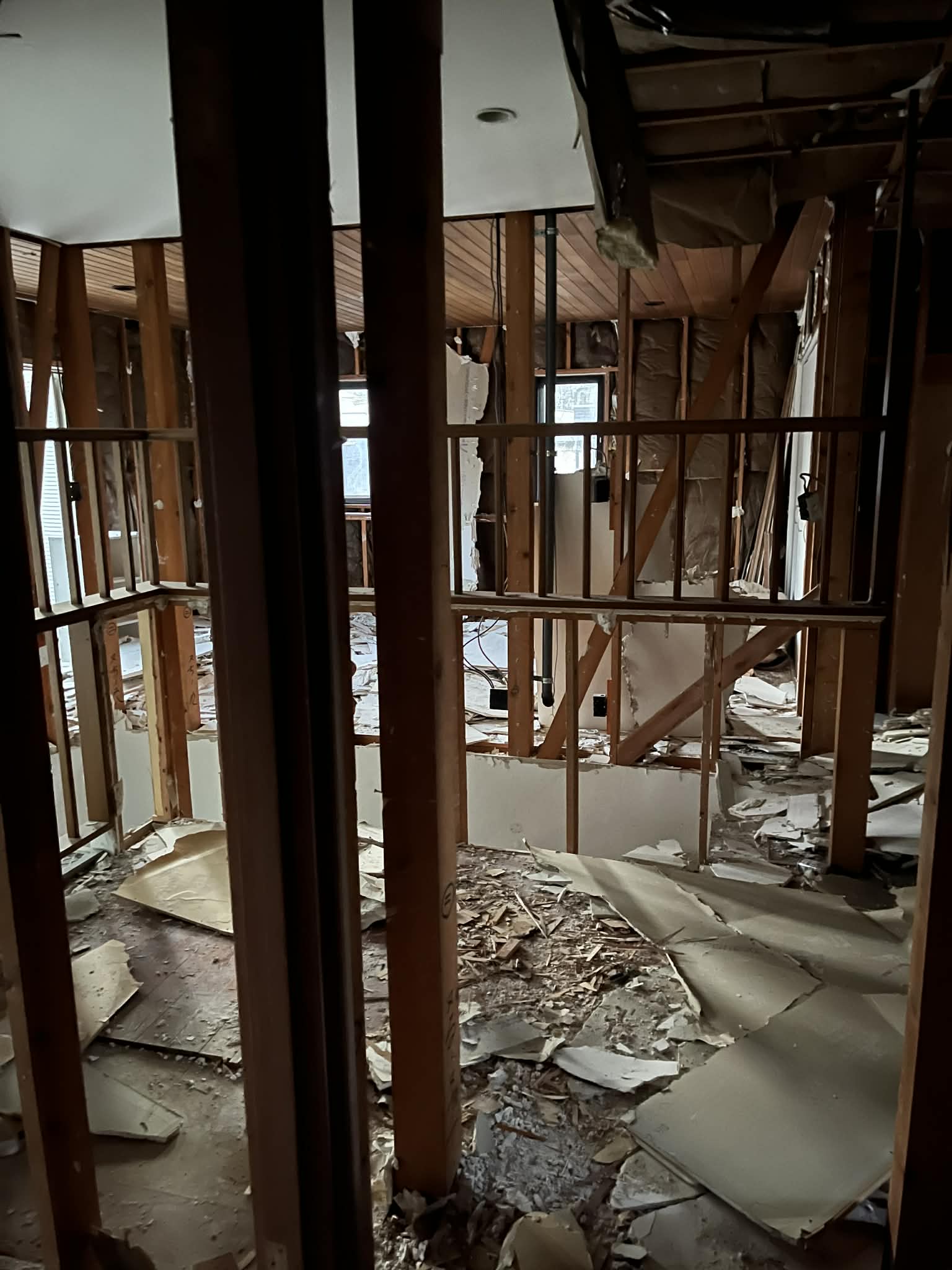 2025/12/10の解体状況：内装解体状況