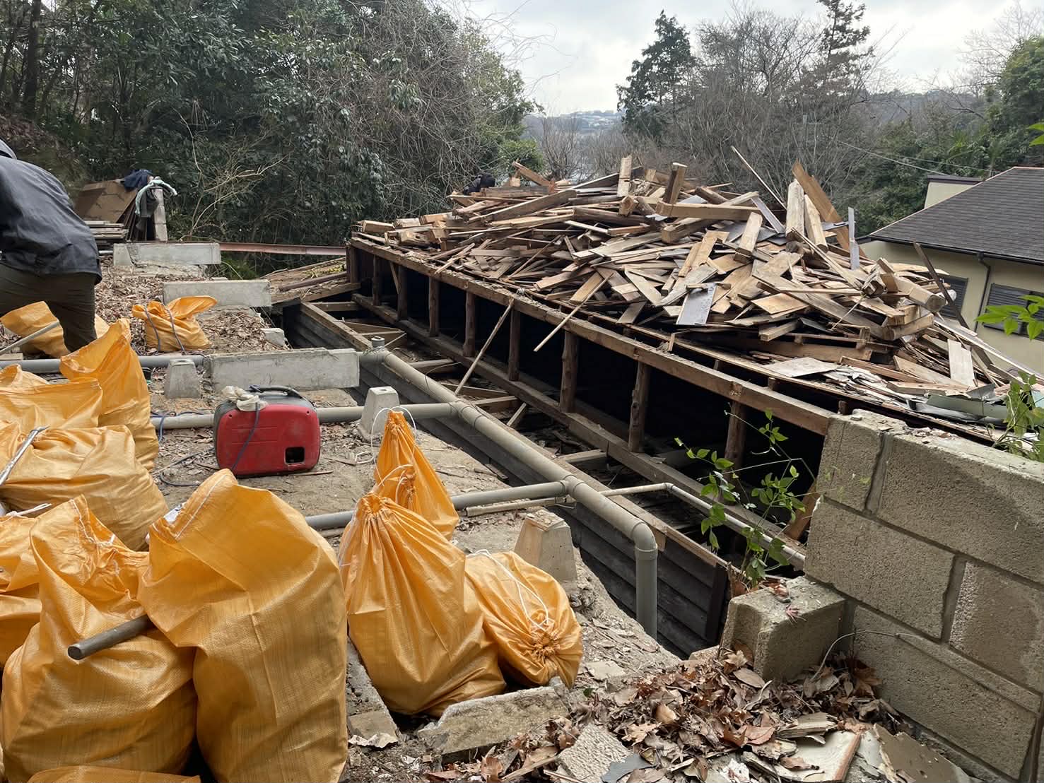 2026/04/20の解体状況：上屋人力解体→小運搬用袋詰め