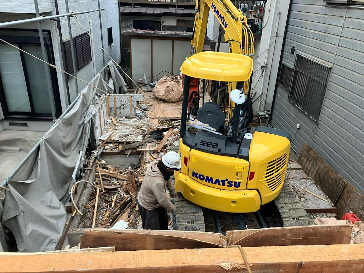 2025/03/21の解体状況：１階重機壊し