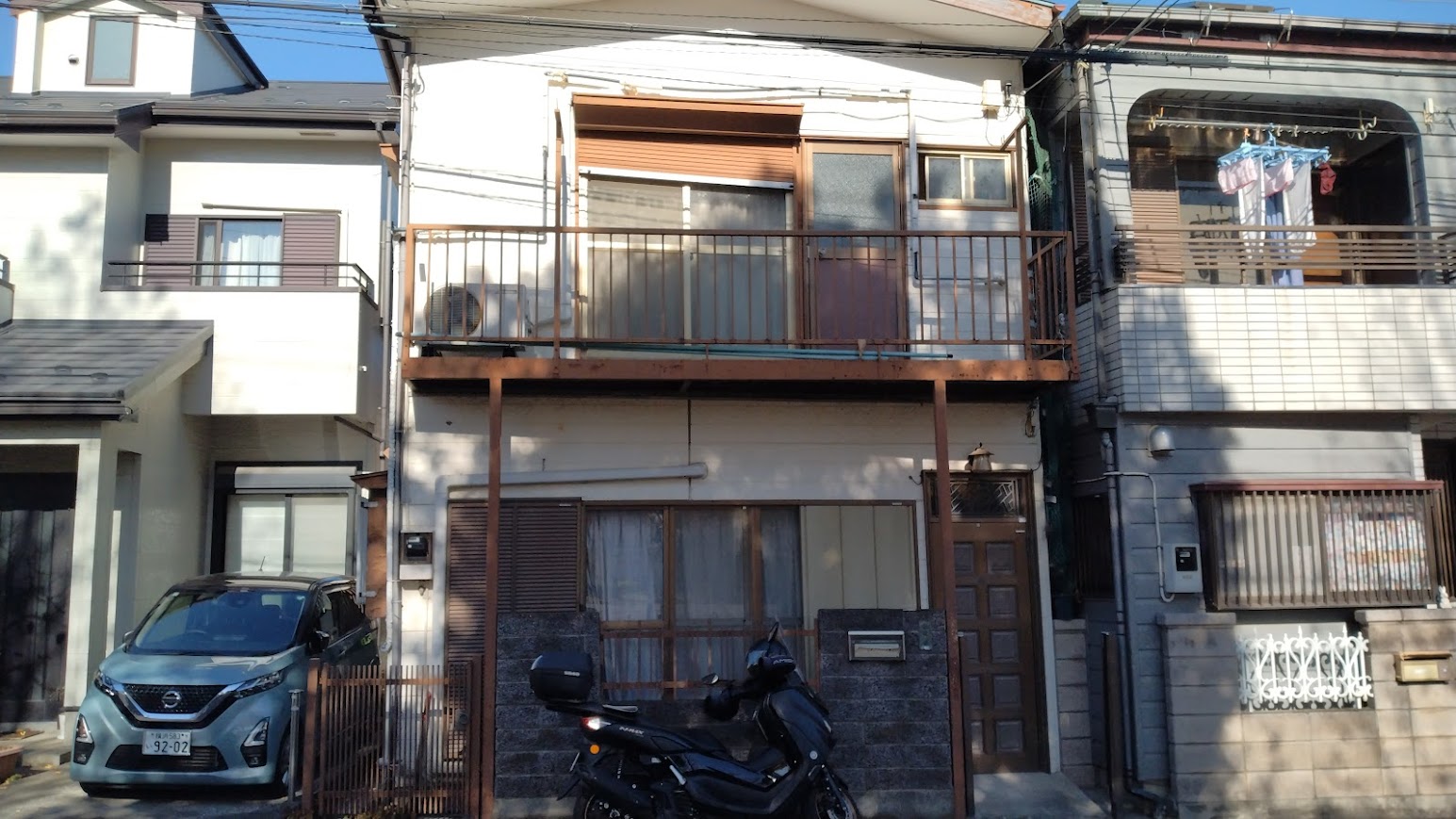 2025/03/21の解体状況：解体前、隣家近接状況