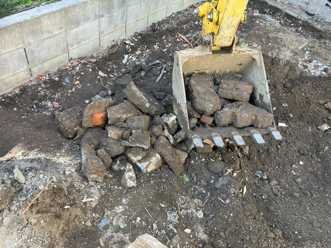 2025/03/21の解体状況：スケルトン掘削、地中埋設物（ガレキ類）除去