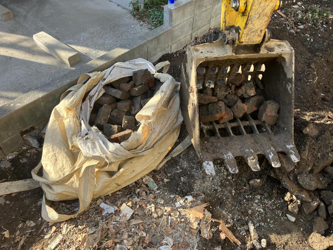 2025/03/21の解体状況：スケルトン掘削、地中埋設物（赤レンガ）除去