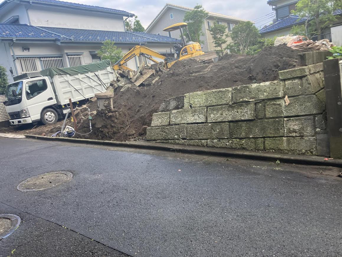 2025/05/24の解体状況：大谷石擁壁など外構撤去状況