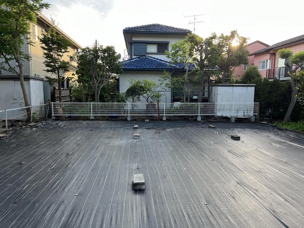 2025/05/24の解体状況：整地、隣家境界フェンス設置、防草シート敷設